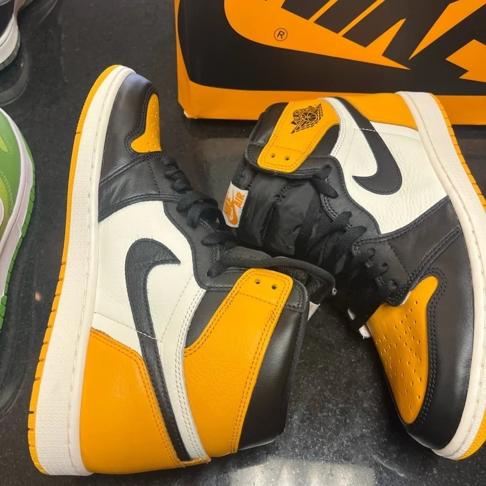 Sz 7 Air Jordan 1 Retro High OG 'Yellow Toe'